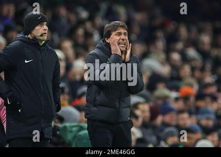 Antonio Conte manager di Totehanm Hotspur dà istruzioni alla sua squadra durante la partita della Premier League Fulham vs Tottenham Hotspur a Craven Cottage, Londra, Regno Unito, 23rd gennaio 2023 (Foto di Mark Cosgrove/News Images) Foto Stock