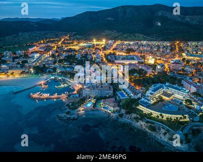 Spagna, Isole Baleari, Santa Ponsa, Maiorca, veduta aerea della città balneare illuminata al crepuscolo Foto Stock