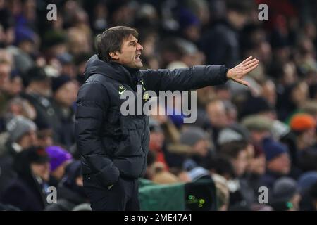 Antonio Conte manager di Totehanm Hotspur dà istruzioni alla sua squadra durante la partita della Premier League Fulham vs Tottenham Hotspur a Craven Cottage, Londra, Regno Unito, 23rd gennaio 2023 (Foto di Mark Cosgrove/News Images) in, il 1/23/2023. (Foto di Mark Cosgrove/News Images/Sipa USA) Credit: Sipa USA/Alamy Live News Foto Stock