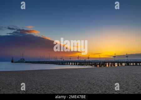 Polonia, Pomerania, Sopot, Molo di Sopot e spiaggia all'alba Foto Stock