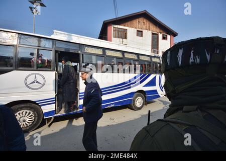 Srinagar, India. 23rd Jan, 2023. INDIA-KASHMIR-SICUREZZA i soldati paramilitari indiani stanno in guardia durante una ricerca casuale lungo una strada davanti alle celebrazioni della Giornata della Repubblica a Srinagar il 23 gennaio 2023. (Foto di Mubashir Hassan/Pacific Press) Credit: Pacific Press Media Production Corp./Alamy Live News Foto Stock