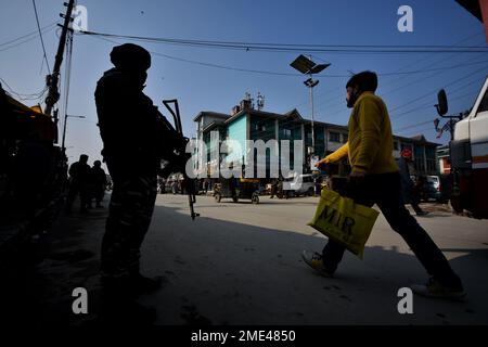 Srinagar, India. 23rd Jan, 2023. INDIA-KASHMIR-SICUREZZA i soldati paramilitari indiani stanno in guardia durante una ricerca casuale lungo una strada davanti alle celebrazioni della Giornata della Repubblica a Srinagar il 23 gennaio 2023. (Foto di Mubashir Hassan/Pacific Press) Credit: Pacific Press Media Production Corp./Alamy Live News Foto Stock