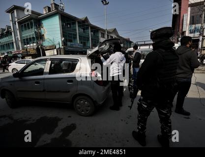 Srinagar, India. 23rd Jan, 2023. I soldati paramilitari indiani cercano i pedoni durante una ricerca casuale lungo una strada davanti alle celebrazioni della Giornata della Repubblica a Srinagar il 23 gennaio 2023. (Foto di Mubashir Hassan/Pacific Press) Credit: Pacific Press Media Production Corp./Alamy Live News Foto Stock