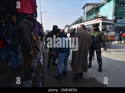 Srinagar, India. 23rd Jan, 2023. Un soldato paramilitare indiano controlla la borsa di un pedone Kashmiri durante un controllo a sorpresa come parte di misure di sicurezza migliorate prima della Republic Day a Srinagar, Kashmir controllato dagli indiani, Lunedi, 23 gennaio 2023. L'India celebra la Giornata della Repubblica il 26 gennaio. O (foto di MUbashir Hassan/Pacific Press) Credit: Pacific Press Media Production Corp./Alamy Live News Foto Stock