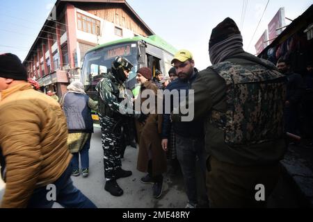 Srinagar, India. 23rd Jan, 2023. I soldati paramilitari indiani cercano i pedoni durante una ricerca casuale lungo una strada davanti alle celebrazioni della Giornata della Repubblica a Srinagar il 23 gennaio 2023. (Foto di Mubashir Hassan/Pacific Press) Credit: Pacific Press Media Production Corp./Alamy Live News Foto Stock