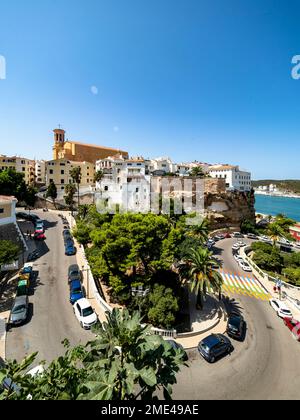 Spagna, Isole Baleari, Mahon, strada tortuosa vista da Parc Rochina in estate Foto Stock