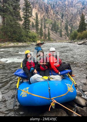 Rafting con far and Away Adventures guida Sanne sul fiume Middle Fork Salmon in Idaho. Foto Stock