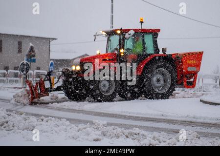 Rieti, Italia. 23rd Jan, 2023. Gli spazzaneve e gli spazzaneve puliscono le strade di Rieti il 23 gennaio 2023 dopo una forte nevicata. (Foto di Riccardo Fabi/Pacific Press) Credit: Pacific Press Media Production Corp./Alamy Live News Foto Stock