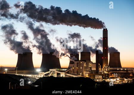 Regno Unito, Inghilterra, Nottingham, vapore acqueo che sale dalle torri di raffreddamento della centrale a carbone al crepuscolo Foto Stock