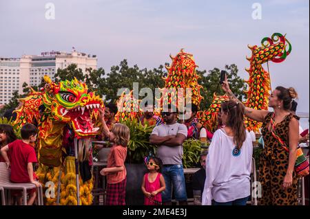Danza tradizionale del drago presso uno skybar per il Capodanno cinese, 'anno del coniglio'. Phnom Penh, Cambogia. © Kraig Lieb Foto Stock