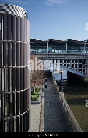 22 gen 2023 - LondonUK: Vista del ponte ferroviario Blackfriars e del sentiero lungo il fiume nelle giornate di sole con cielo blu con struttura metallica in primo piano Foto Stock
