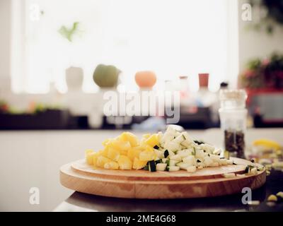 Primo piano di verdure appena tritate in cucina Foto Stock