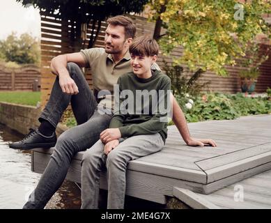 Fatha e figlio trascorrono del tempo in giardino insieme Foto Stock