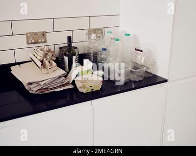 Rifiuti di riciclaggio separati in piedi su armadio da cucina Foto Stock