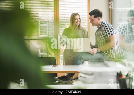 Imprenditrice e imprenditore lavorando insieme in ufficio Foto Stock