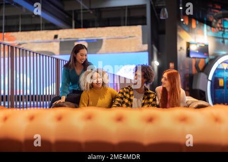 Amici diversi che si divertano al bowling Foto Stock