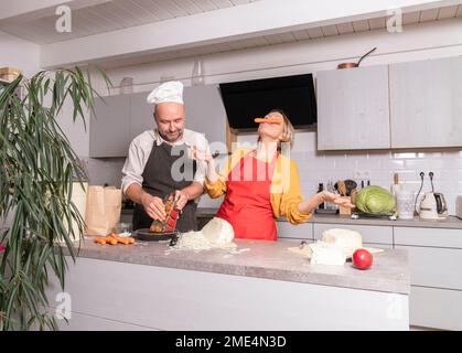 donna che indossa un grembiule che indossa guanti protettivi blu. donna  bruna con maschera tessile su un viso che si prepara a fare la procedura di  bellezza. estetista per la depilazione. 8250911 Stock Photo su Vecteezy