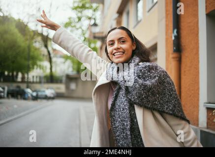 Donna, viaggio e la mano di taxi di viaggio in città, strada o New York strada in trasporto, viaggio e pendolari. Buon turista, studente e persona Foto Stock