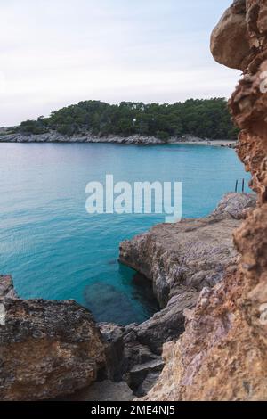 Spagna, Isole Baleari, riva rocciosa di Cala Saladeta Foto Stock