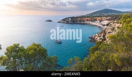 Spagna, Isole Baleari, costa dell'isola di Ibiza al tramonto Foto Stock