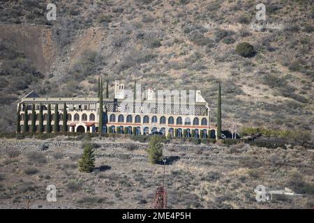 Girolamo, AZ. U.S.A. Maggio 18, 2018. Un National Historical Landmark 1967, Girolamo Cleopatra hill tunnel/fossa aperta miniere di rame boom 1890 al busto degli anni cinquanta. Foto Stock