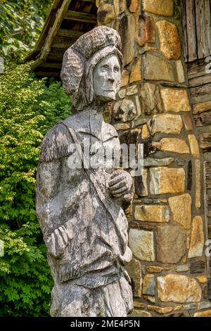 Scultura di Boone all'esterno della cabina Daniel Boone presso l'Accademia e Villaggio di Whippoorwill a Ferguson, North Carolina. Foto Stock