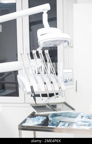 Attrezzature dentali e macchinari in clinica Foto Stock