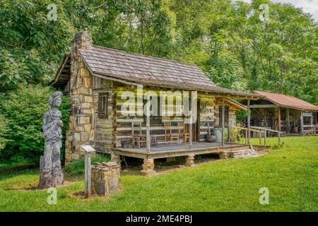 La cabina Daniel Boone all'Accademia e Villaggio di Whippoorwill a Ferguson, North Carolina. Foto Stock