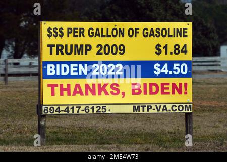 Un segno che paragona il prezzo della benzina nel 2009 durante il mandato del presidente Donald Trump a 2022 sotto il presidente Joe Biden, sabato 21 gennaio 2023, a Mechanicsville, Va.. Foto Stock