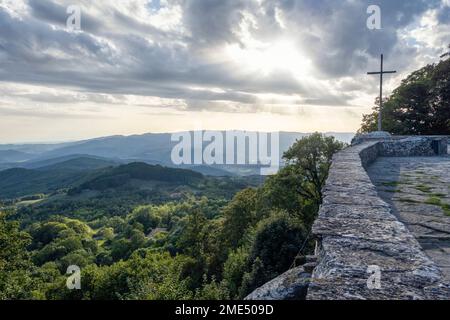 Vista panoramica del lussureggiante paesaggio verde dal Santuario di la Verna Foto Stock