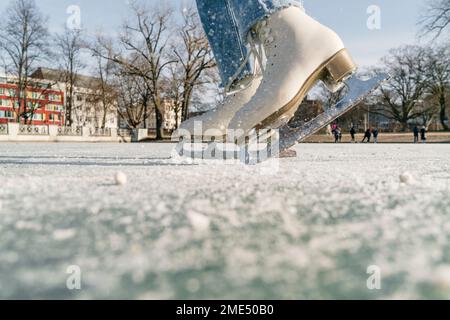 Ragazza pattinaggio su pista di ghiaccio in inverno Foto Stock