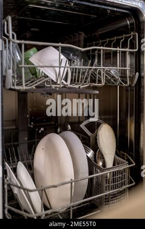 Utensili da cucina in lavastoviglie a casa Foto Stock