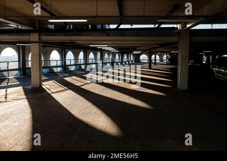 Regno Unito, Inghilterra, Manchester, Arches che gettano ombre in un parcheggio vuoto a più piani Foto Stock