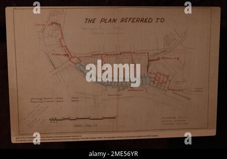 Stockport World War 2 Air raid shelter. Inaugurato nel 1939, i rifugi erano i più grandi rifugi civili per RAID aerei del paese. Sono state originariamente progettate per fornire un riparo per un massimo di 3.850 persone. A causa della domanda furono estesi per ospitare fino a 6.500 durante la seconda guerra mondiale. Questo labirinto di tunnel, lungo quasi un miglio, furono scolpiti dalla pietra arenaria rossa. Stockport centro città articolo di viaggio. Stockport era una volta sede dell'industria di fabbricazione del cappello di UKS ed ha un museo dedicato a hats.Picture accreditamento garyroberts/worldwidefeatures.com Foto Stock
