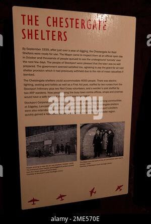 Stockport World War 2 Air raid shelter. Inaugurato nel 1939, i rifugi erano i più grandi rifugi civili per RAID aerei del paese. Sono state originariamente progettate per fornire un riparo per un massimo di 3.850 persone. A causa della domanda furono estesi per ospitare fino a 6.500 durante la seconda guerra mondiale. Questo labirinto di tunnel, lungo quasi un miglio, furono scolpiti dalla pietra arenaria rossa. Stockport centro città articolo di viaggio. Stockport era una volta sede dell'industria di fabbricazione del cappello di UKS ed ha un museo dedicato a hats.Picture accreditamento garyroberts/worldwidefeatures.com Foto Stock