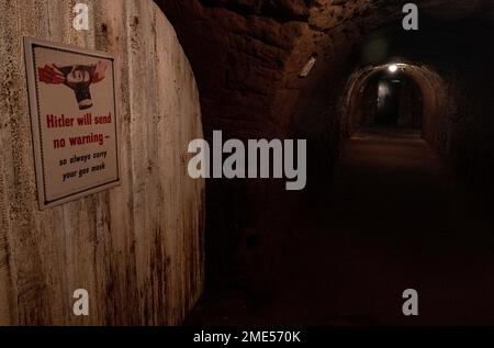Stockport World War 2 Air raid shelter. Inaugurato nel 1939, i rifugi erano i più grandi rifugi civili per RAID aerei del paese. Sono state originariamente progettate per fornire un riparo per un massimo di 3.850 persone. A causa della domanda furono estesi per ospitare fino a 6.500 durante la seconda guerra mondiale. Questo labirinto di tunnel, lungo quasi un miglio, furono scolpiti dalla pietra arenaria rossa. Stockport centro città articolo di viaggio. Stockport era una volta sede dell'industria di fabbricazione del cappello di UKS ed ha un museo dedicato a hats.Picture accreditamento garyroberts/worldwidefeatures.com Foto Stock