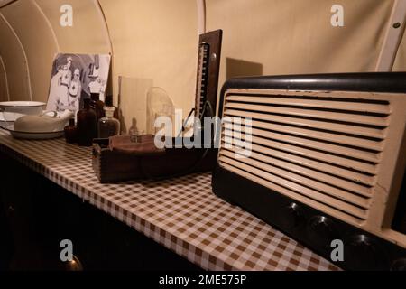 Stockport World War 2 Air raid shelter. Inaugurato nel 1939, i rifugi erano i più grandi rifugi civili per RAID aerei del paese. Sono state originariamente progettate per fornire un riparo per un massimo di 3.850 persone. A causa della domanda furono estesi per ospitare fino a 6.500 durante la seconda guerra mondiale. Questo labirinto di tunnel, lungo quasi un miglio, furono scolpiti dalla pietra arenaria rossa. Stockport centro città articolo di viaggio. Stockport era una volta sede dell'industria di fabbricazione del cappello di UKS ed ha un museo dedicato a hats.Picture accreditamento garyroberts/worldwidefeatures.com Foto Stock