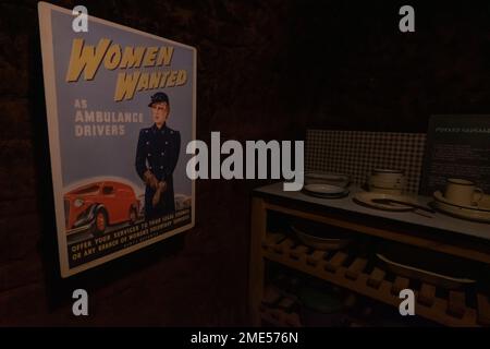 Stockport World War 2 Air raid shelter. Inaugurato nel 1939, i rifugi erano i più grandi rifugi civili per RAID aerei del paese. Sono state originariamente progettate per fornire un riparo per un massimo di 3.850 persone. A causa della domanda furono estesi per ospitare fino a 6.500 durante la seconda guerra mondiale. Questo labirinto di tunnel, lungo quasi un miglio, furono scolpiti dalla pietra arenaria rossa. Stockport centro città articolo di viaggio. Stockport era una volta sede dell'industria di fabbricazione del cappello di UKS ed ha un museo dedicato a hats.Picture accreditamento garyroberts/worldwidefeatures.com Foto Stock