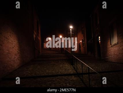 Stockport World War 2 Air raid shelter. Inaugurato nel 1939, i rifugi erano i più grandi rifugi civili per RAID aerei del paese. Sono state originariamente progettate per fornire un riparo per un massimo di 3.850 persone. A causa della domanda furono estesi per ospitare fino a 6.500 durante la seconda guerra mondiale. Questo labirinto di tunnel, lungo quasi un miglio, furono scolpiti dalla pietra arenaria rossa. Stockport centro città articolo di viaggio. Stockport era una volta sede dell'industria di fabbricazione del cappello di UKS ed ha un museo dedicato a hats.Picture accreditamento garyroberts/worldwidefeatures.com Foto Stock