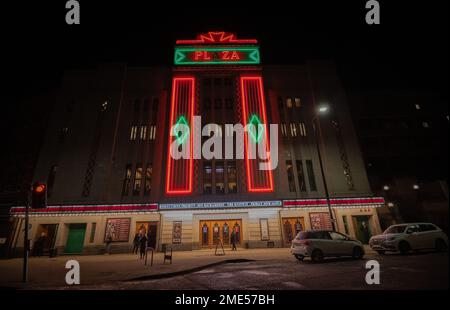 Stockport Plaza cinema e teatro costruito nel 1932. Art Deco restaurato e riaperto. Il gruppo locale Blossoms suonato there.General manager TED DOAN. Stockport centro città articolo di viaggio. Stockport era una volta sede dell'industria di fabbricazione del cappello di UKS ed ha un museo dedicato a hats.Picture accreditamento garyroberts/worldwidefeatures.com Foto Stock