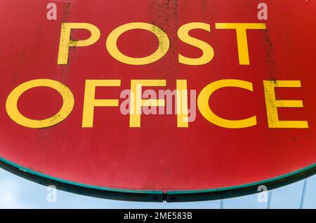 COTTENHAM, INGHILTERRA, Regno Unito - 30 DICEMBRE 2013: Simbolo di un ufficio postale inglese nel villaggio di Cottenham, Cambridgeshire, Inghilterra, Regno Unito Foto Stock