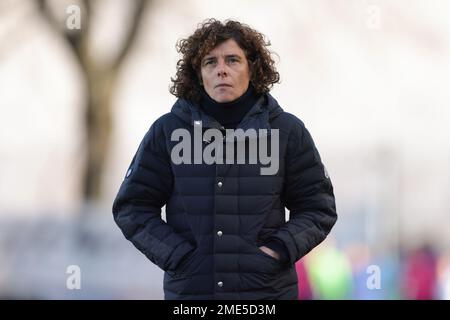 San Giovanni, Italia, 14th gennaio 2023. Rita Guarino Head Coach dell'Internazionale reagisce mentre si fa strada in panchina prima di dare il via alla Serie A Femminile Match allo Stadio Ernesto Breda, San Giovanni. L'immagine di credito dovrebbe essere: Jonathan Moskrop / Sportimage Foto Stock