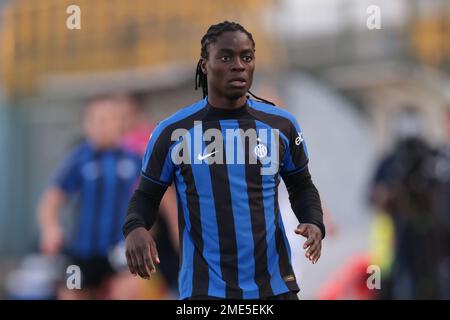 San Giovanni, Italia, 14th gennaio 2023. Tabitha Chawinga dell'Internazionale durante la Serie A Femminile Match allo Stadio Ernesto Breda di San Giovanni. L'immagine di credito dovrebbe essere: Jonathan Moskrop / Sportimage Foto Stock