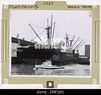 Harbor Patrol. Questa immagine raffigura una nave della Guardia Costiera che ispeziona l'ormeggio di una petroliera al Porto di Philadelphia. Foto Stock