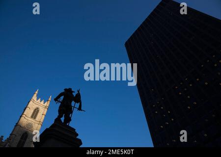 Edificio moderno e Monumento De Maisonneuve di fronte ad una delle guglie della Basilica di Notre-Dame, Place d'Armes, Old Montreal, Quebec, Canada. Foto Stock