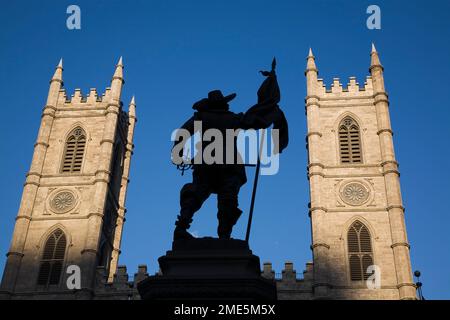 De Maisonneuve Monument di fronte alle guglie della Basilica di Notre-Dame, Place d'Armes, Old Montreal, Quebec, Canada. Foto Stock