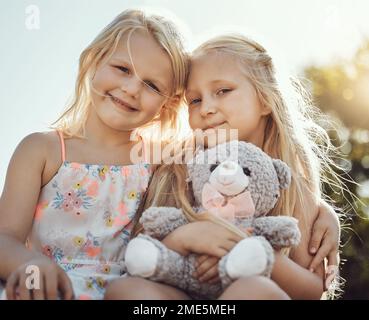 Bambini, sorriso e peloso ritratto all'aperto con felicità, sorriso e legame insieme. Libertà, felicità e sorriso di una giovane ragazza con amore amico Foto Stock