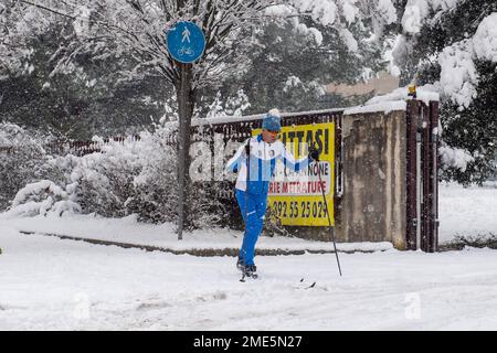 Rieti, Rieti, Italia. 23rd Jan, 2023. Una persona scii in città dopo la pesante nevicata caduta sulla città di Rieti in Italia, il 23 gennaio 2023. (Credit Image: © Riccardo Fabi/Pacific Press via ZUMA Press Wire) SOLO PER USO EDITORIALE! Non per USO commerciale! Foto Stock