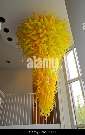 All'interno del Columbus Area Visitors Center si trova il lampadario Yellow Neon, dell'artista Dale Chihuly Foto Stock