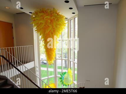 All'interno del Columbus Area Visitors Center si trova il lampadario Yellow Neon, dell'artista Dale Chihuly Foto Stock